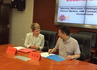 Signing of MoU between BGU & HNUST by Prof J Mitchell (DVC, BGU) & Prof Liu Youjin (Vice President of HNUST)